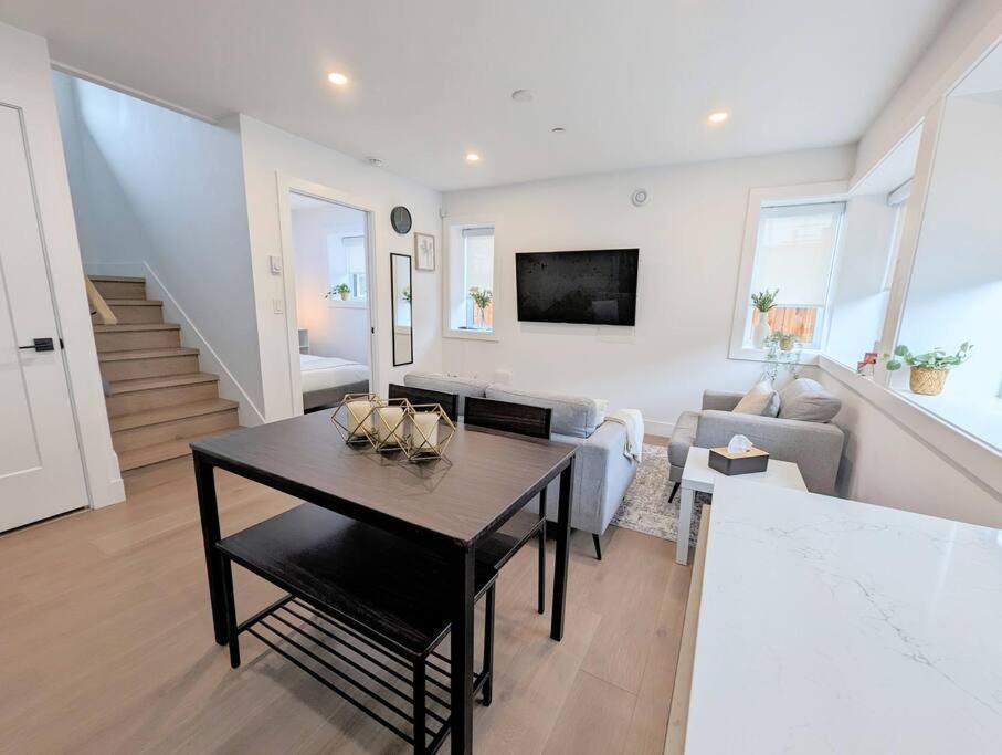 Centrally Located, Modern, 2 Bedroom Home Vancouver Kültér fotó