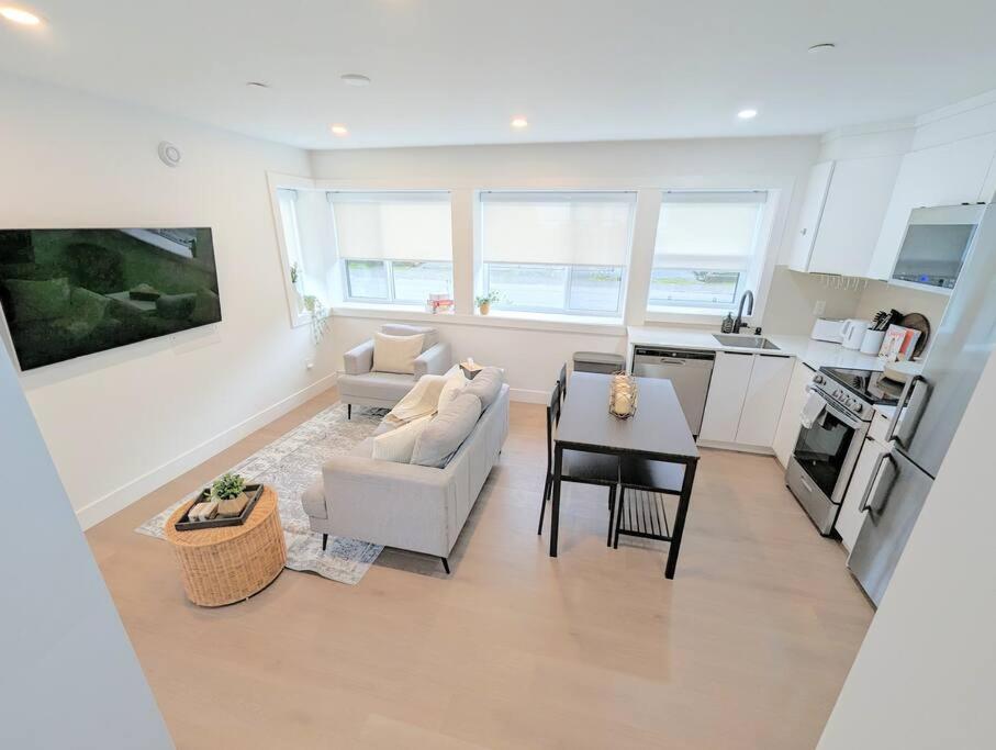 Centrally Located, Modern, 2 Bedroom Home Vancouver Kültér fotó