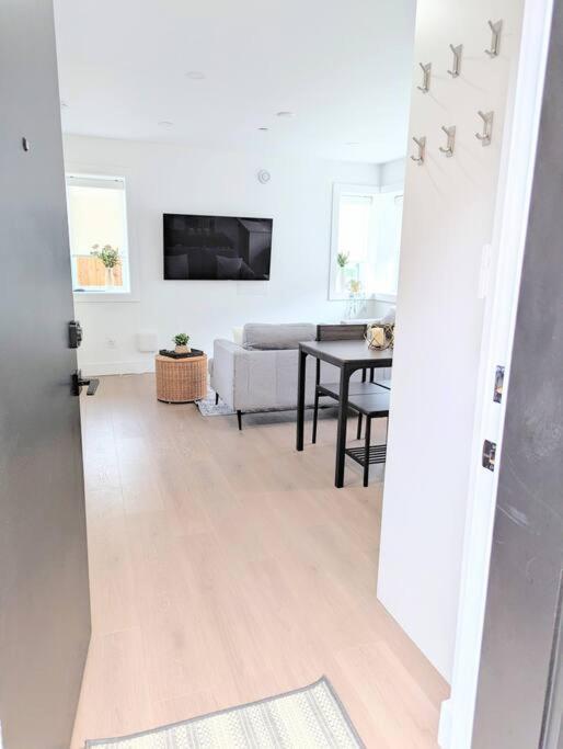 Centrally Located, Modern, 2 Bedroom Home Vancouver Kültér fotó